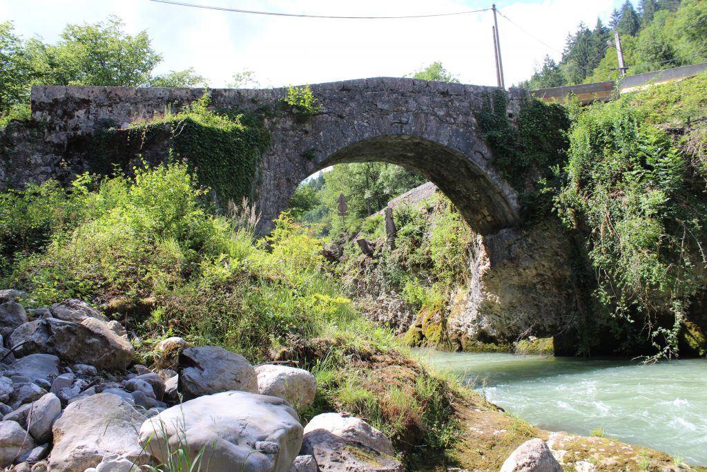 Le pont d'Évian : plus ancien pont en pierre de la Vallée d'Aulps ...